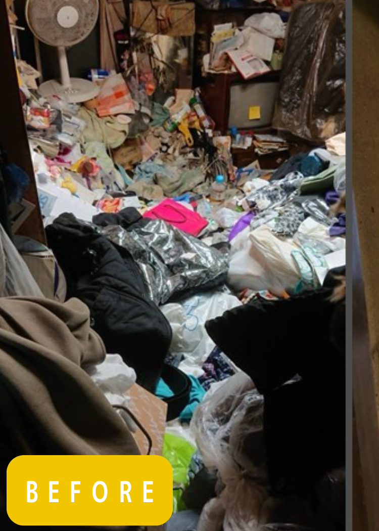 作業前：衣類や生活用品などで床が見えない状態のお部屋